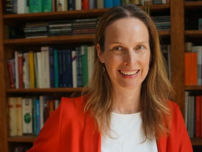 Sophie von Stockhausen vor ihrem Bücherregal